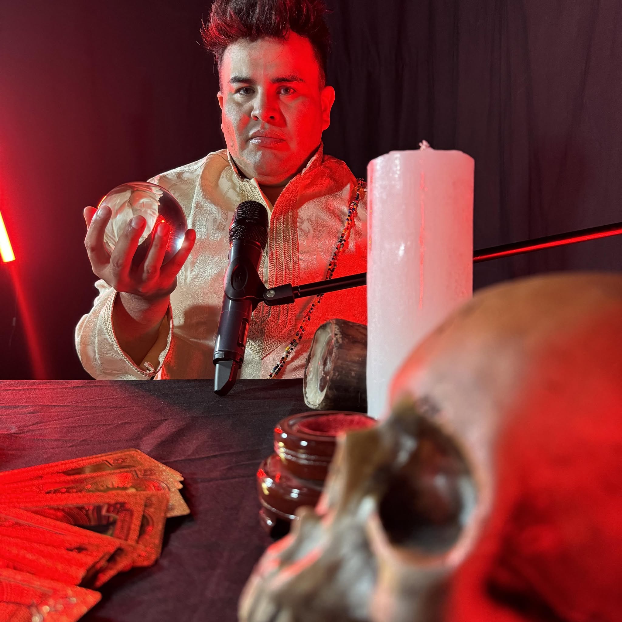 Christian Valerio durante una lectura espiritual con su bola de cristal